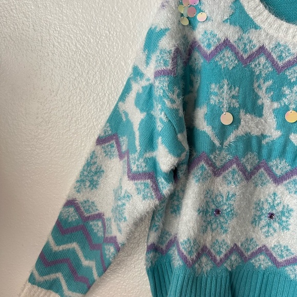 33 DEGREES Fuzzy Holiday Snowflakes Reindeer Large Scoop Crew Sweater BNWT - Picture 4 of 9